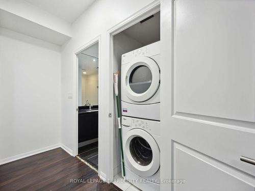 1222-400 Adelaide St E, Toronto, ON - Indoor Photo Showing Laundry Room