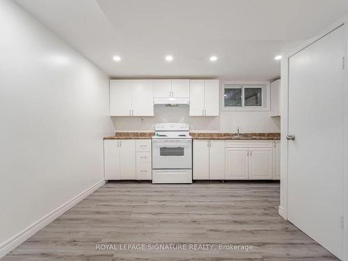 830 South Service Rd, Mississauga, ON - Indoor Photo Showing Kitchen