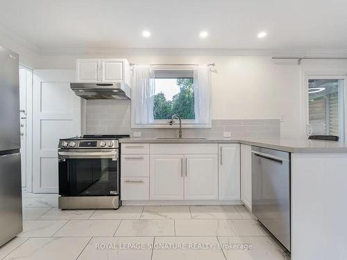 830 South Service Rd, Mississauga, ON - Indoor Photo Showing Kitchen