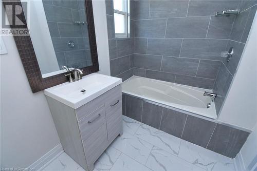 126 Evans Street, Hamilton, ON - Indoor Photo Showing Bathroom