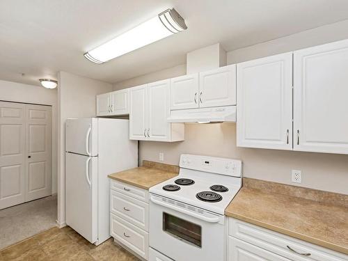 205-2568 Dingwall St, Duncan, BC - Indoor Photo Showing Kitchen