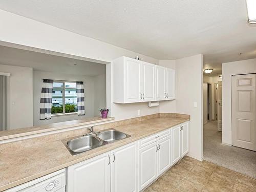 205-2568 Dingwall St, Duncan, BC - Indoor Photo Showing Kitchen With Double Sink