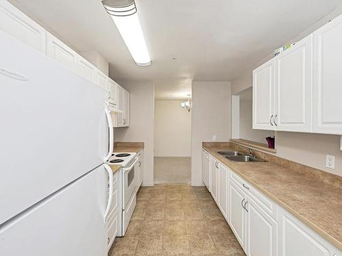 205-2568 Dingwall St, Duncan, BC - Indoor Photo Showing Kitchen With Double Sink