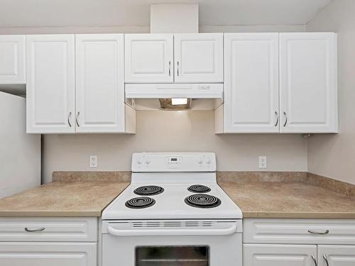 205-2568 Dingwall St, Duncan, BC - Indoor Photo Showing Kitchen