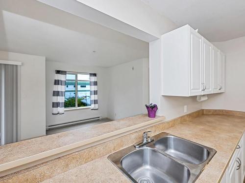 205-2568 Dingwall St, Duncan, BC - Indoor Photo Showing Kitchen With Double Sink