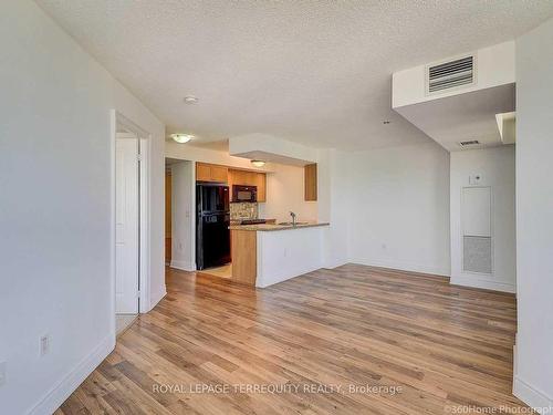 2229-500 Doris Ave, Toronto, ON - Indoor Photo Showing Kitchen