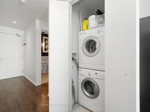 1003-8 Charlotte St, Toronto, ON - Indoor Photo Showing Laundry Room