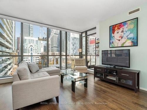 1003-8 Charlotte St, Toronto, ON - Indoor Photo Showing Living Room