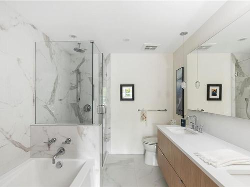 211-5120 Cordova Bay Rd, Saanich, BC - Indoor Photo Showing Bathroom