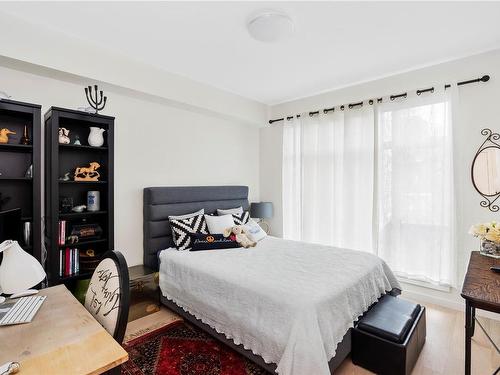 211-5120 Cordova Bay Rd, Saanich, BC - Indoor Photo Showing Bedroom