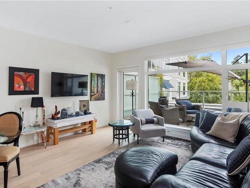 211-5120 Cordova Bay Rd, Saanich, BC - Indoor Photo Showing Living Room