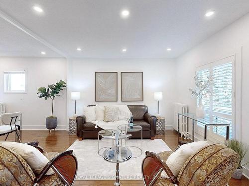 9 Dawson Ave, Toronto, ON - Indoor Photo Showing Living Room