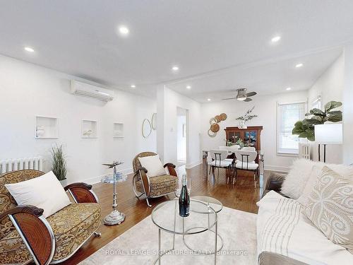 9 Dawson Ave, Toronto, ON - Indoor Photo Showing Living Room