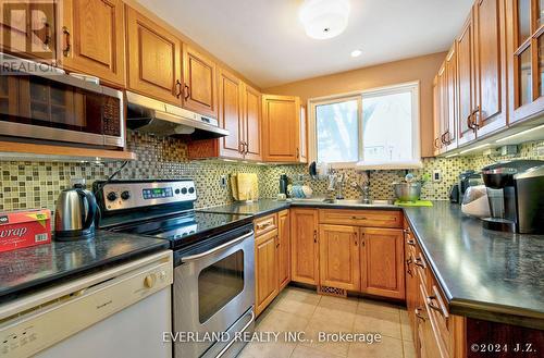 146 Thoms Crescent, Newmarket (Central Newmarket), ON - Indoor Photo Showing Kitchen With Double Sink