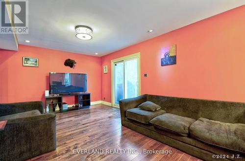 146 Thoms Crescent, Newmarket (Central Newmarket), ON - Indoor Photo Showing Living Room