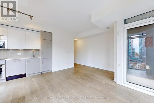 910 - 17 Dundonald Street, Toronto (Church-Yonge Corridor), ON - Indoor Photo Showing Kitchen