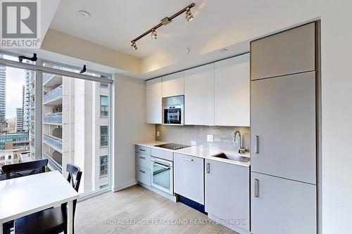 910 - 17 Dundonald Street, Toronto (Church-Yonge Corridor), ON - Indoor Photo Showing Kitchen