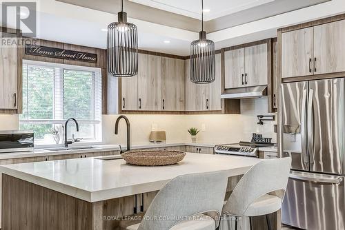 34 Connaught Avenue, Aurora (Aurora Village), ON - Indoor Photo Showing Kitchen With Upgraded Kitchen