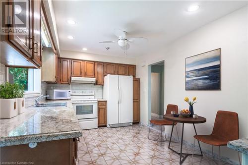 38 Robinhood Drive, Dundas, ON - Indoor Photo Showing Kitchen