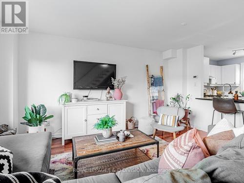 9 - 99 Goodwood Park Court, Toronto, ON - Indoor Photo Showing Living Room