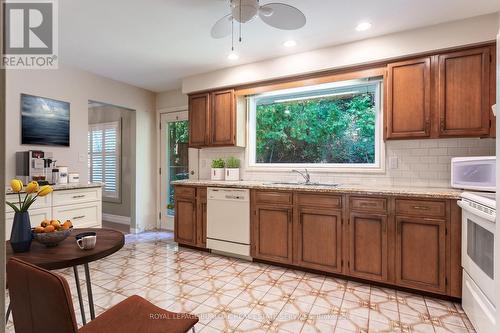 38 Robinhood Drive, Hamilton (Dundas), ON - Indoor Photo Showing Kitchen