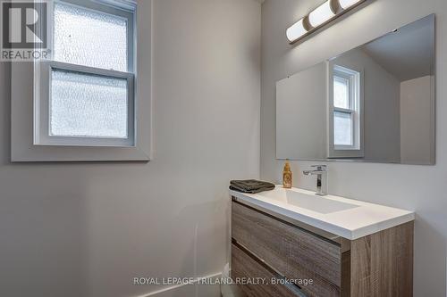 351 Oxford Street E, London, ON - Indoor Photo Showing Bathroom