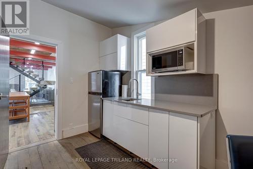 351 Oxford Street E, London, ON - Indoor Photo Showing Kitchen