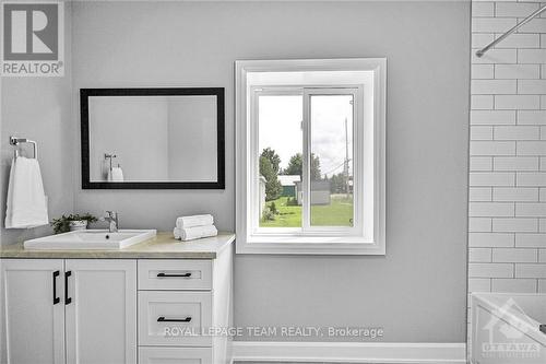 3269 Yorks Corners Road, Ottawa, ON - Indoor Photo Showing Bathroom