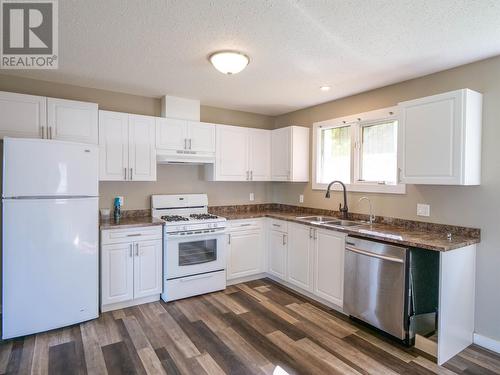 489 Adam Street, Quesnel, BC - Indoor Photo Showing Kitchen With Double Sink