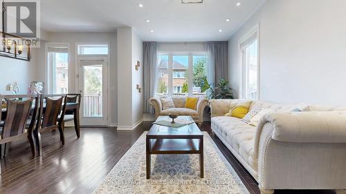 135 Courtland Crescent, East Gwillimbury, ON - Indoor Photo Showing Living Room