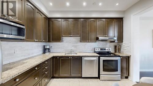 135 Courtland Crescent, East Gwillimbury, ON - Indoor Photo Showing Kitchen With Upgraded Kitchen