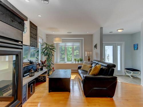 Salon - 22 Rue Michel-Quintal, Saint-Jean-Sur-Richelieu, QC - Indoor Photo Showing Living Room With Fireplace