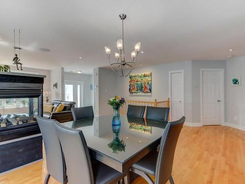 Salle Ã  manger - 22 Rue Michel-Quintal, Saint-Jean-Sur-Richelieu, QC - Indoor Photo Showing Dining Room With Fireplace