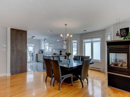 Salle Ã  manger - 22 Rue Michel-Quintal, Saint-Jean-Sur-Richelieu, QC - Indoor Photo Showing Dining Room With Fireplace