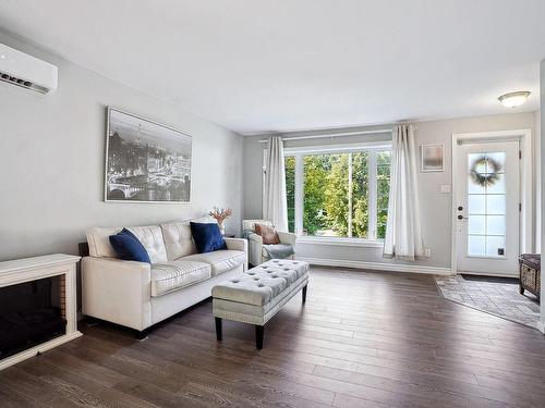 Salon - 80 24E Avenue, Pincourt, QC - Indoor Photo Showing Living Room