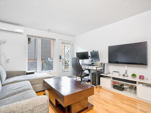 Salon - 201-2343 Rue Augustin-Cantin, Montréal (Le Sud-Ouest), QC - Indoor Photo Showing Living Room