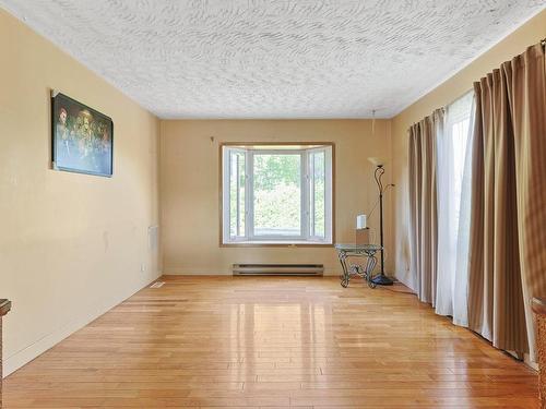 Salon - 20 19E Avenue, Beauharnois, QC - Indoor Photo Showing Other Room