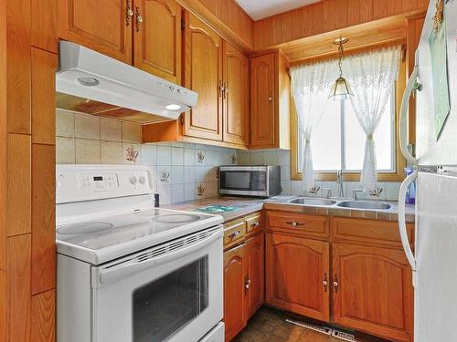 Cuisine - 20 19E Avenue, Beauharnois, QC - Indoor Photo Showing Kitchen With Double Sink