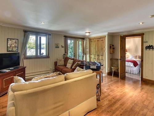 Salle familiale - 42 Ch. Des Mauves, La Minerve, QC - Indoor Photo Showing Living Room