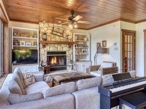 Salon - 42 Ch. Des Mauves, La Minerve, QC - Indoor Photo Showing Living Room With Fireplace