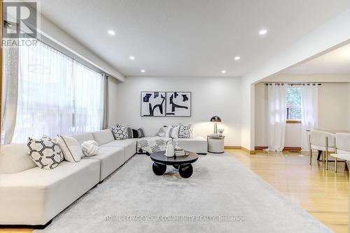 127 Marsi Road, Richmond Hill, ON - Indoor Photo Showing Living Room