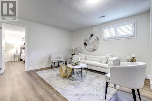 127 Marsi Road, Richmond Hill, ON - Indoor Photo Showing Living Room