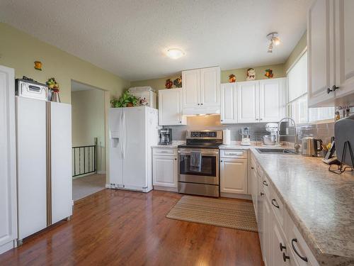 1570 Southview Terrace, Kamloops, BC - Indoor Photo Showing Kitchen