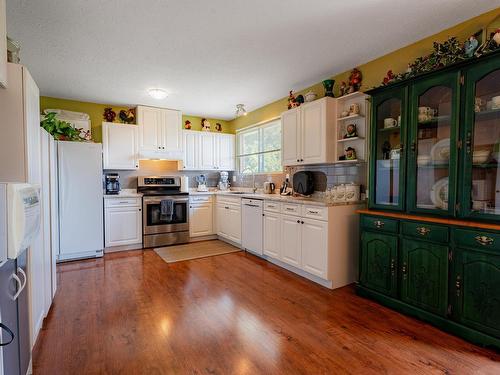 1570 Southview Terrace, Kamloops, BC - Indoor Photo Showing Kitchen