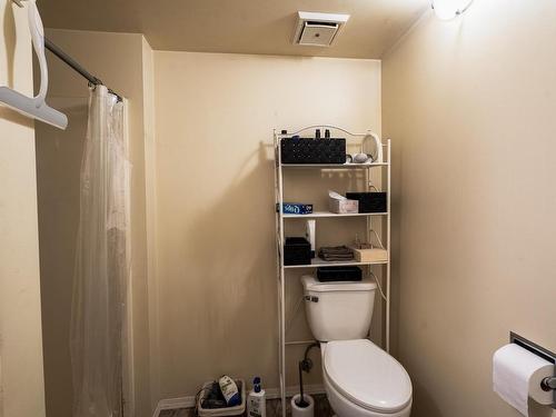 1570 Southview Terrace, Kamloops, BC - Indoor Photo Showing Bathroom