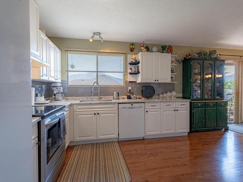 1570 Southview Terrace, Kamloops, BC - Indoor Photo Showing Kitchen