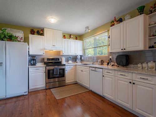 1570 Southview Terrace, Kamloops, BC - Indoor Photo Showing Kitchen