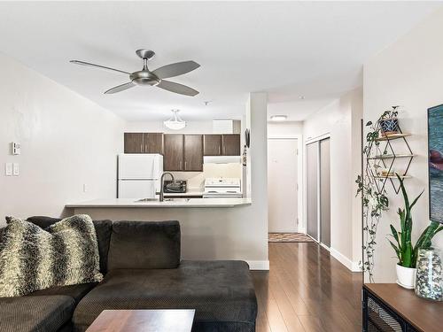 208-4971 Songbird Pl, Nanaimo, BC - Indoor Photo Showing Kitchen