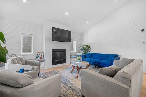 447 Quilchena Drive, Kelowna, BC - Indoor Photo Showing Living Room With Fireplace