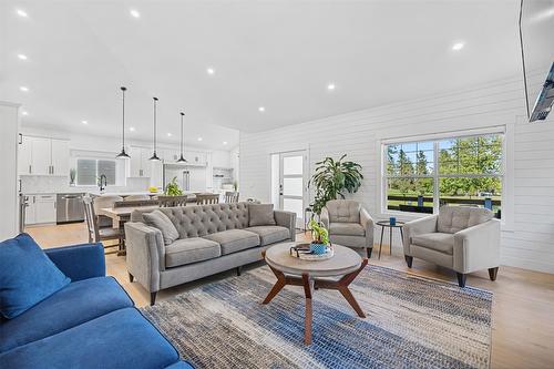 447 Quilchena Drive, Kelowna, BC - Indoor Photo Showing Living Room